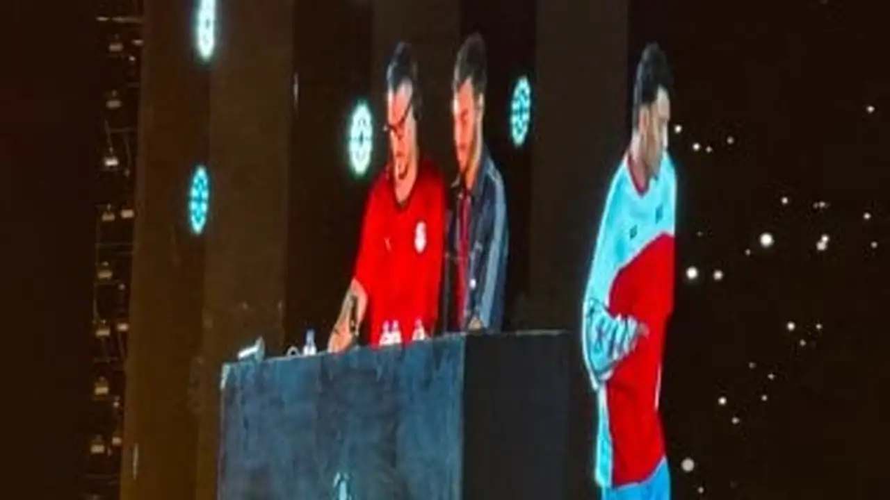 عشاق ديسكو مصر يتألقون بتيشيرت المنتخب على مسرح EFZ بالعاصمة الجديدة
